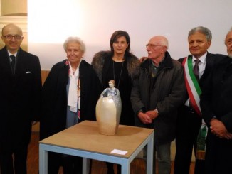 Inaugurata a Torgiano la mostra Vaselle d’autore per il vino novello