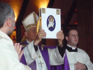 Vescovo Tuzia apre Porta Santa del Giubileo Misericordia Collevalenza