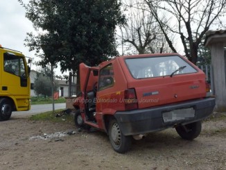Auto contro muro, muore una donna e un'altra ferita