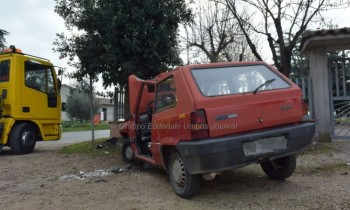 Auto contro muro, muore una donna e un'altra ferita