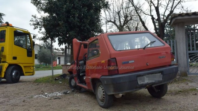 Auto contro muro, muore una donna e un'altra ferita