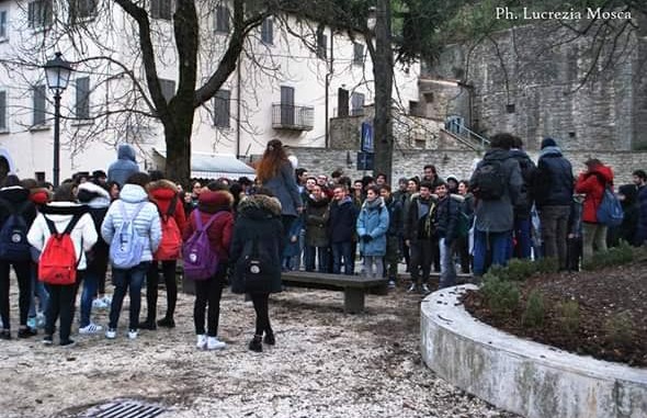 Pensaci, Anticorteo liberi studenti che pensano e parlano a Todi