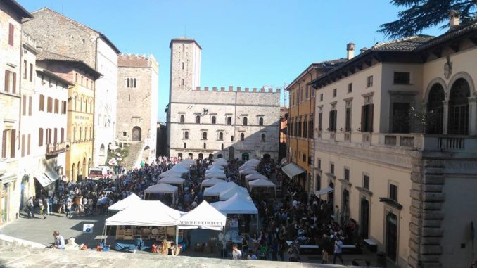 Todi_Fiorita_2016_Piazza_del_Popolo