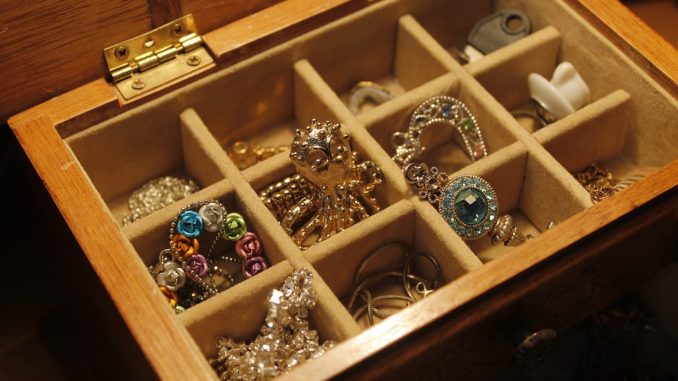 Coppia denunciata per furto in abitazione di un'anziana