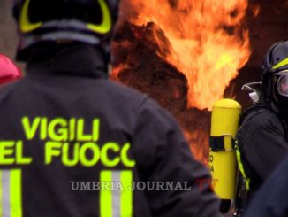 Incendio autodemolizione a Deruta, vigili del fuoco sul posto