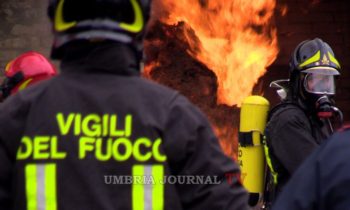 Incendio autodemolizione a Deruta, vigili del fuoco sul posto