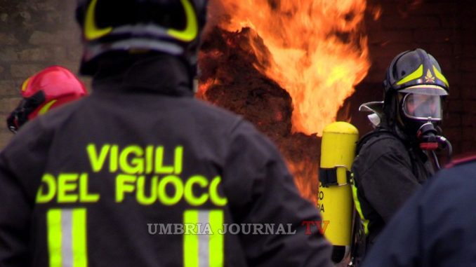Incendio autodemolizione a Deruta, vigili del fuoco sul posto