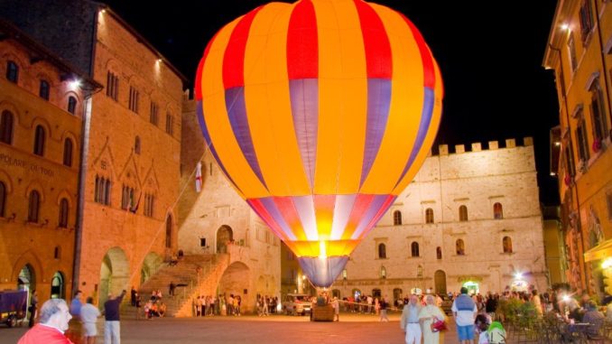 Le mongolfiere tornano sul Colle, così Todi ricomincia a volare