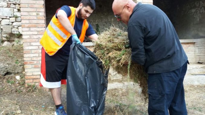 casapound pulisce La Salamandra taglia erba a Pesciano,intervento dopo anni di incuria