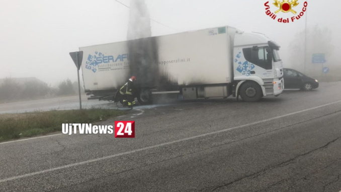 Collevalenza Vigili del fuoco domano subito fiamme incendio camion