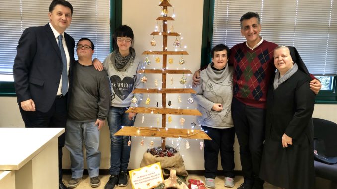 I ragazzi del centro speranza allestiscono albero di Natale e presepe