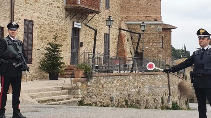 In giro per Todi con due coltelli, Carabinieri denunciano due giovani In giro per Todi con due coltelli, Carabinieri denunciano due giovani