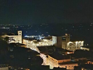 Todi di notte dal campanile di San Fortunato