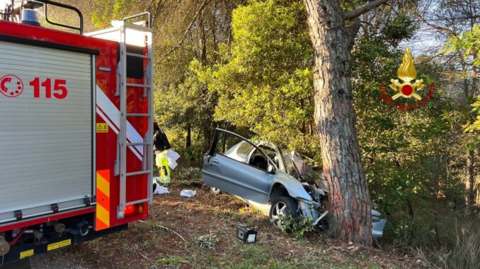 Auto si schianta su albero a Montenero di Todi, muore uomo del 1967