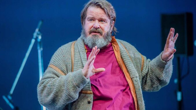 Giuseppe Battiston in scena a Todi con La Valigia di Sergei Dovlatov