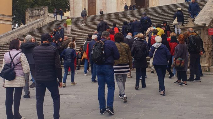 turisti a todi il 25 aprile