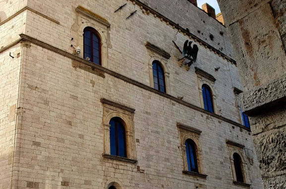 Todi, denunciato un giovane per atti di vandalismo Todi, denunciato un giovane per atti di vandalismo