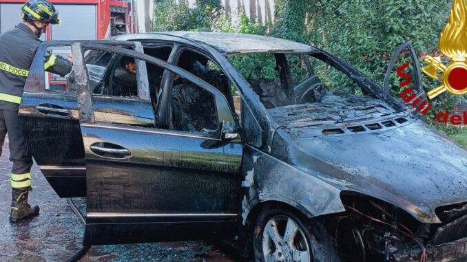 Vettura nei pressi di un hotel, incendio auto a San Terenziano