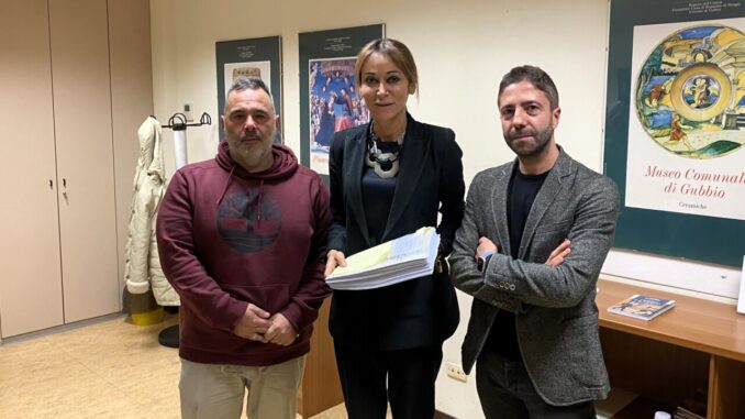 Consegnate all'assessore Agabiti 4mila firme per stoppare il dimensionamento scolastico