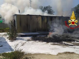 Incendio in capannone a Bettona, Vigili del Fuoco sul posto
