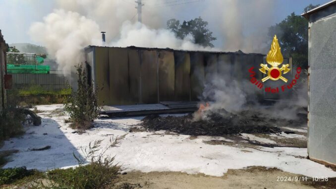 Incendio in capannone a Bettona, Vigili del Fuoco sul posto