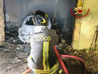 Incendio a Torrececcona: auto in fiamme in annesso agricolo