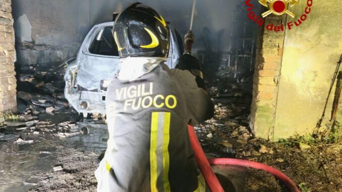 Incendio a Torrececcona: auto in fiamme in annesso agricolo