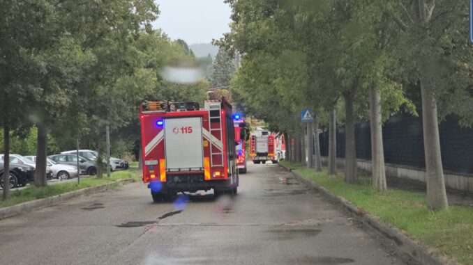 Incendio autodemolizione a Deruta, vigili del fuoco sul posto