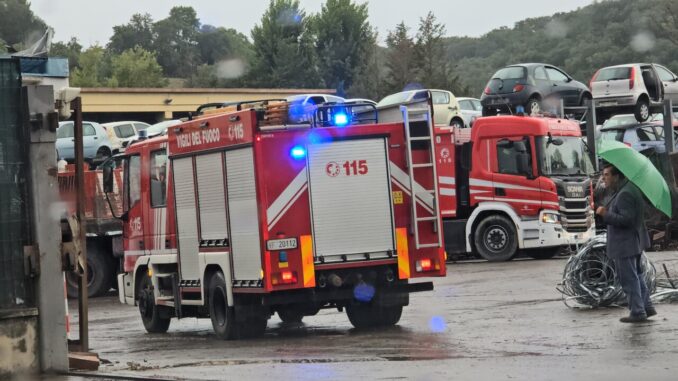 Incendio autodemolizione a Deruta, vigili del fuoco sul posto