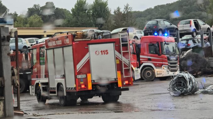 Incendio autodemolizione a Deruta, vigili del fuoco sul posto