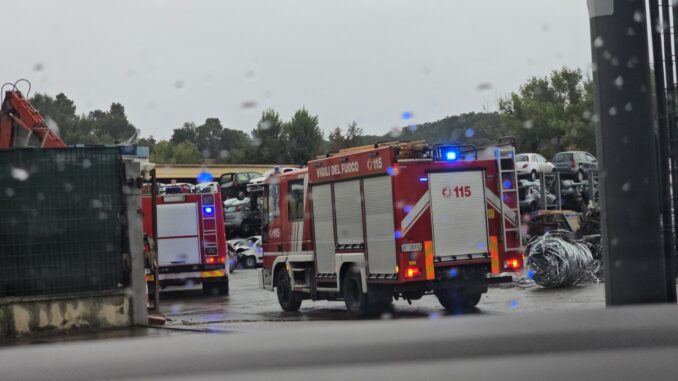 Incendio autodemolizione a Deruta, vigili del fuoco sul posto