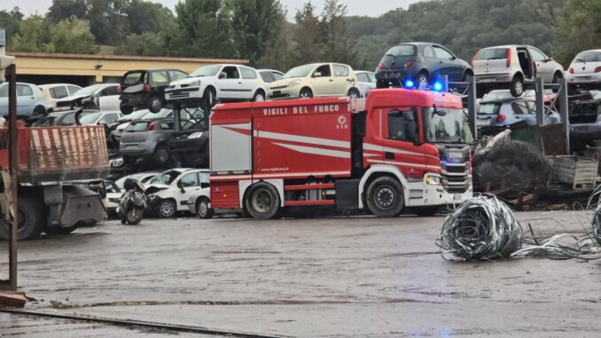 Incendio autodemolizione a Deruta, vigili del fuoco sul posto