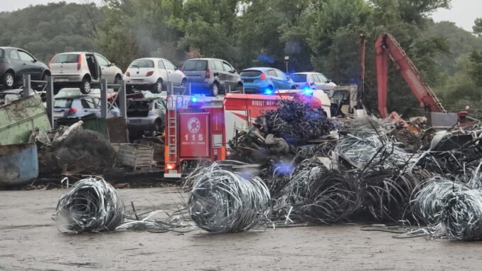 Incendio autodemolizione a Deruta, vigili del fuoco sul posto