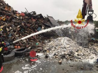 Incendio autodemolizione a Deruta, vigili del fuoco sul posto