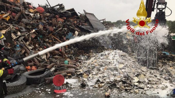 Incendio autodemolizione a Deruta, vigili del fuoco sul posto