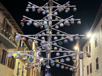 Acceso a Deruta l’Albero di Natale in Ceramica più grande del Mondo