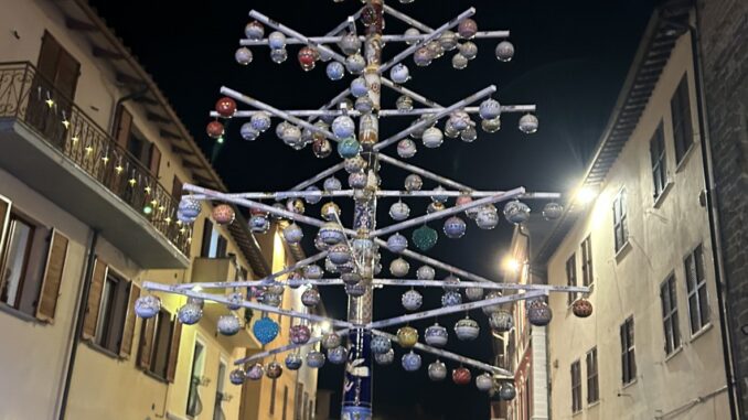 Acceso a Deruta l’Albero di Natale in Ceramica più grande del Mondo