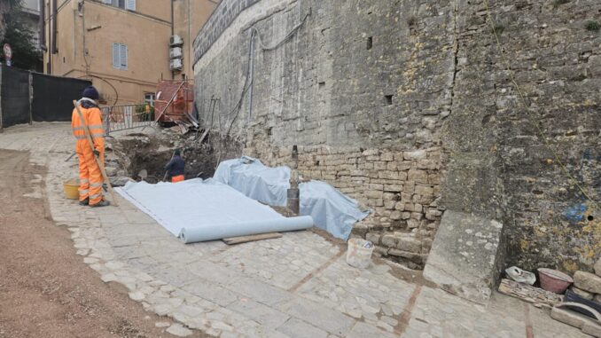 Todi, l'ascensore ai Giardini va avanti senza stop