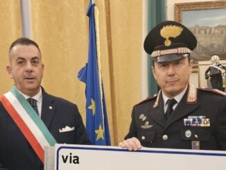 I Carabinieri restituiscono al comune il cartello “Via Dalla Violenza.”