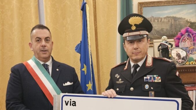 I Carabinieri restituiscono al comune il cartello “Via Dalla Violenza.”