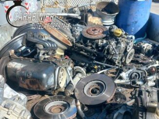Nel comune di Torgiano (PG), i Carabinieri Forestali di Perugia hanno fermato un autocarro che trasportava rifiuti speciali pericolosi senza autorizzazioni. A bordo erano presenti motori, parti meccaniche di veicoli, filtri olio, radiatori e batterie, in assenza di iscrizione all’Albo Nazionale Gestori Ambientali e senza il richiesto Formulario di Identificazione del Rifiuto (FIR). Il veicolo è stato sequestrato, e il conducente, un italiano di 80 anni, denunciato alla Procura di Perugia per gestione illecita di rifiuti pericolosi, secondo l’art. 256, comma 1, del D.Lgs. 152/06. A bordo viaggiava anche un cittadino filippino privo di permesso di soggiorno, scaduto nel 2019. Le verifiche hanno rivelato un decreto di espulsione emesso dalla Questura di Perugia a febbraio 2024, con obbligo di lasciare l’Italia entro 7 giorni. Nonostante la sospensione del provvedimento da parte della Prefettura, il cittadino è stato denunciato per violazioni agli artt. 6 e 14 del D.Lgs. 286/1998. Dal 13 febbraio 2024, è operativo il sistema R.E.N.T.Ri per la tracciabilità dei rifiuti, regolato dal DPR 59/2023, che introduce nuovi standard per monitorare la gestione dei rifiuti. Il caso evidenzia l’importanza di una gestione ambientale conforme.