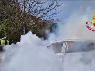 Auto prende fuoco in marcia, intervento a Due Santi