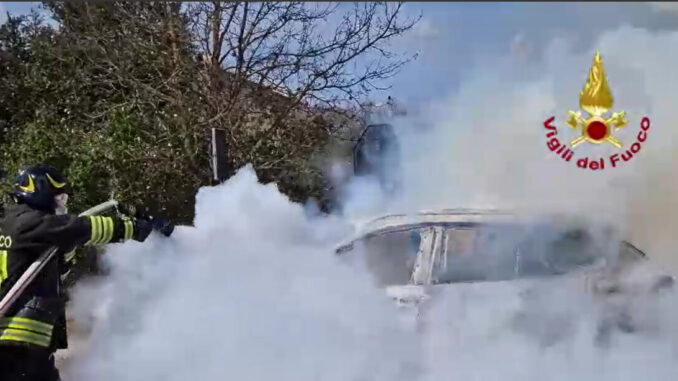 Auto prende fuoco in marcia, intervento a Due Santi Auto prende fuoco in marcia, intervento a Due Santi