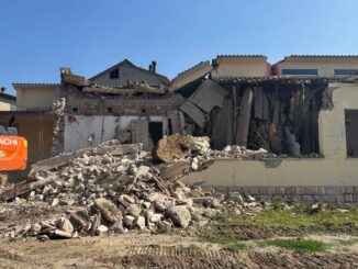 Demolizione in corso per l'ex scuola di Ripabianca a Deruta