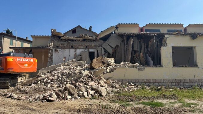 Demolizione in corso per l'ex scuola di Ripabianca a Deruta