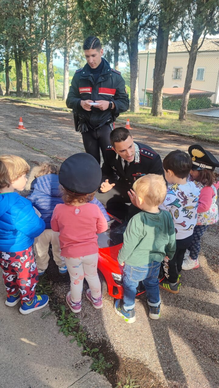 Todi: Carabinieri incontrano i bambini della scuola dell’infanzia di Broglino