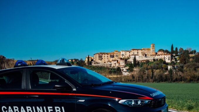 Entra in caserma con la cocaina in tasca, denunciato dai Carabinieri