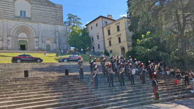 Todi accoglie la Fanfara dei Carabinieri in sfilata solenne