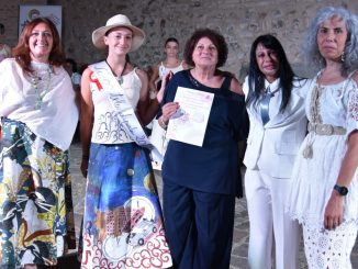 Silvana Bompadre è Miss Tela Dipinta 2025 con “A spasso con il tempo”