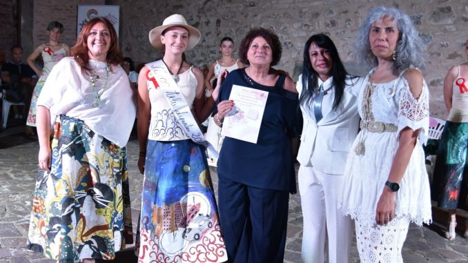 Silvana Bompadre è Miss Tela Dipinta 2025 con “A spasso con il tempo”